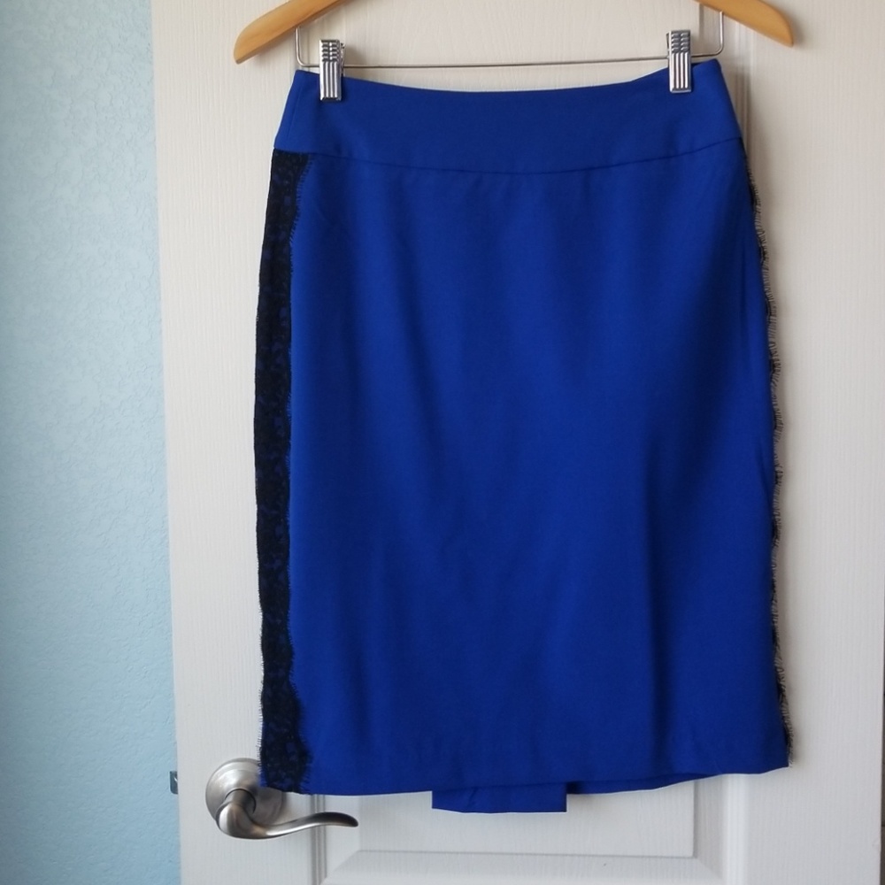 Pencil skirt with lace details